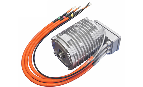 搭配宽幅U型镀铬饰板连接两侧大灯