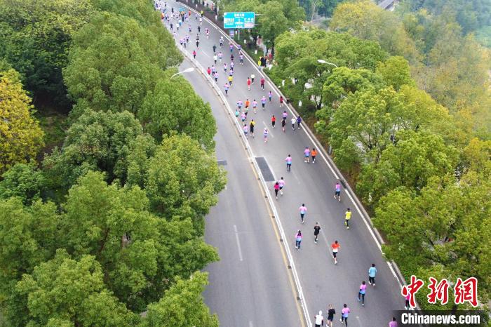 2024重庆半程马拉松在巴南区龙洲湾市政广场鸣枪