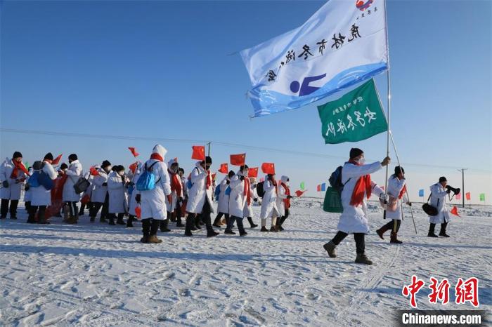 千人徒步穿越兴凯湖 冰上马拉松迎极寒挑战