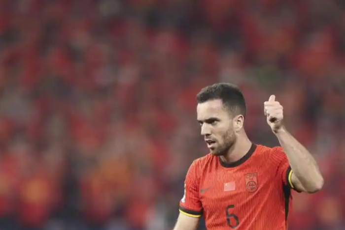 国足中场调整引关注 李镇补招应对塞尔吉尼奥缺