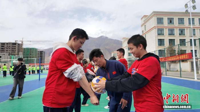 西藏“奔跑吧·少年”三大球进校园排球项目在拉