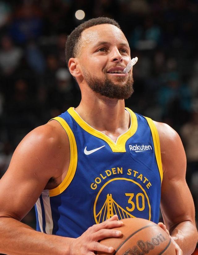 库里右膝伤势复出在即 勇士季后赛前景扑朔迷离