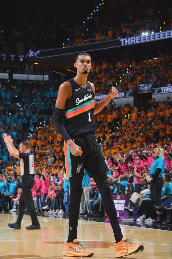 文班亚马35分破马刺队史纪录 马刺轻取开拓者首