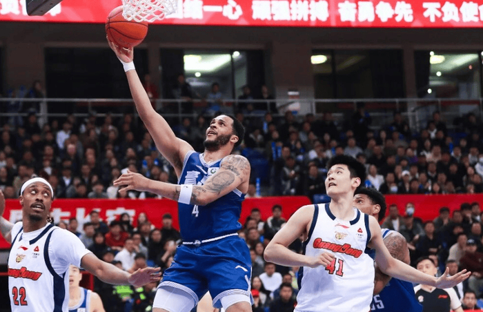 青岛男篮末节失误葬送好局 广东双外援联手力克